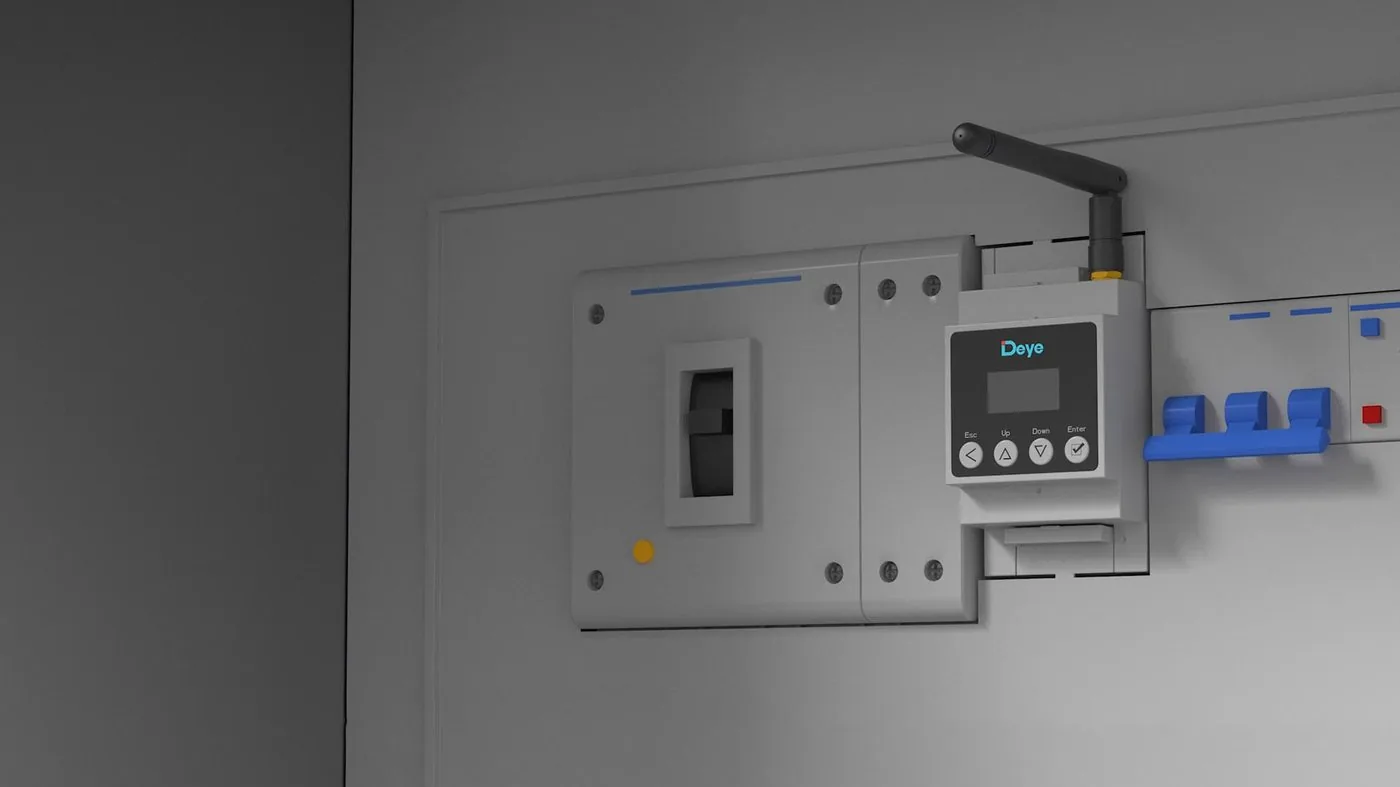 Беспроводной датчик Deye SUN-SMART-CT01 в щитке ввода рядом с автоматами