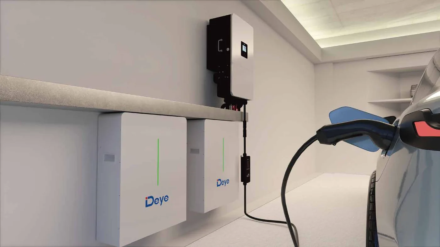 Зарядная станция Deye SUN-EVSE22K01 в гараже рядом с гибридным инвертором и батареями Deye