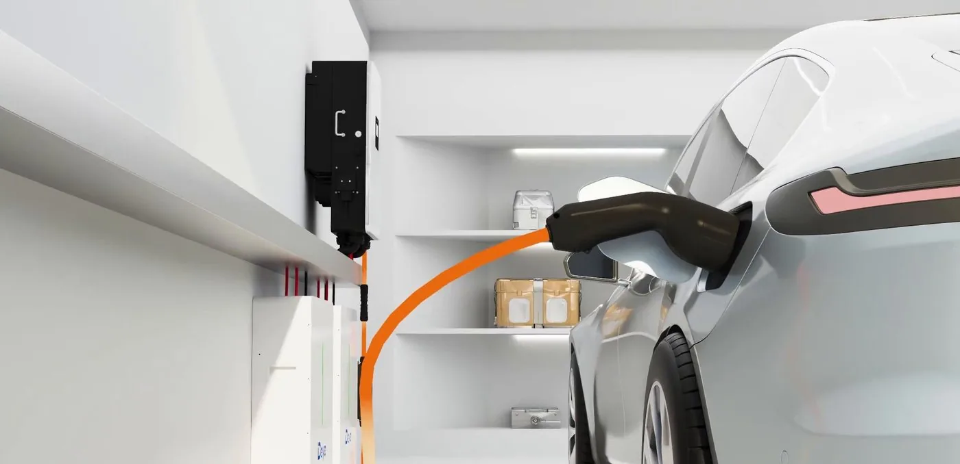 Станция Deye SUN-EVSE22K01 заряжает машину в гараже: кабель с коннектором Type 2 длиной 4,2 м