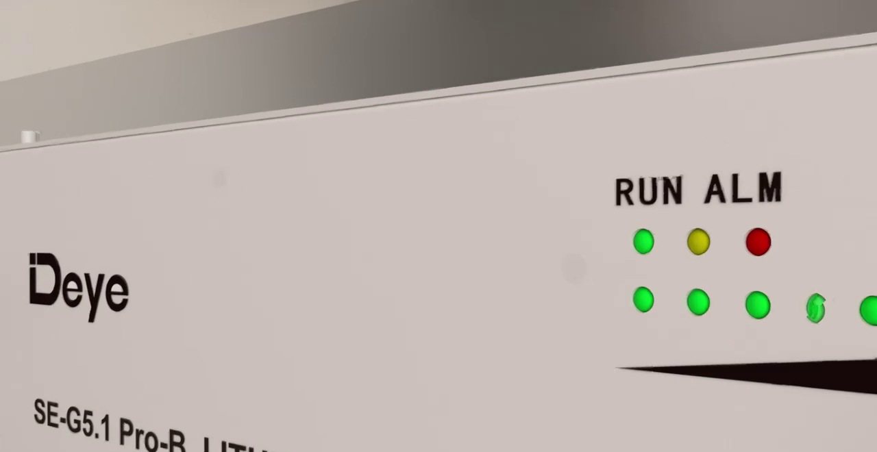 SE-G5.1-PRO-B — АКБ Deye SE-G5.1-PRO-B — LiFePO4, 51,2 В / 100 Ач (5,12 кВт·ч), Лицевая панель крупно: индикаторы RUN/ALM и пять светодиодов уровня заряда